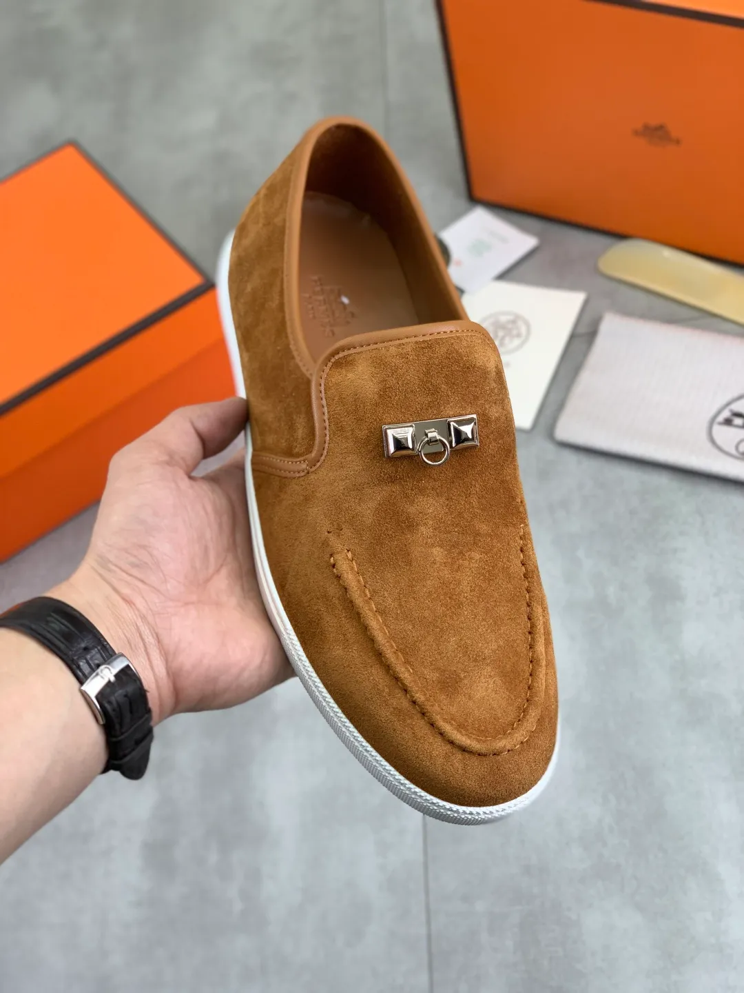 Factory price P600 New style Top version Original order Hermes Men's Drift Sneaker Spring new casual sports shoes Original purchase, development, production H family men's classic series, technical breathable fabrics with cowhide Casual sports shoes Casual sports dad shoes combine high-tech breathable materials and cowhide, H family exclusive button decoration on the side The outsole is full of H italic design and bright colors to show vitality and continue the brand design inspiration. Stroll around the city lightly and feel free and comfortable. Delivered in exquisite packaging🛍📦 ▪️Fabric: original customized breathable material + first layer of frosted cowhide ▪️Inner: cowhide feet ▪️Outsole: molded and evacuated PU+TPU material ▪️Size: 35-45 Multiple colors available Premium packaging
